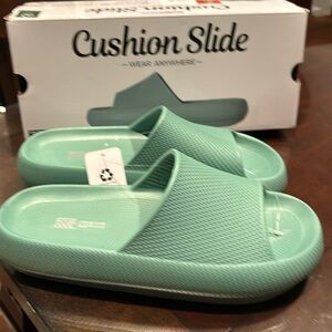 32 Degrees Cool Slides or Shower Shoes size 8-8.5